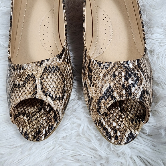 Journee Collection Snake Pattern Wedge 11 - Picture 7 of 11